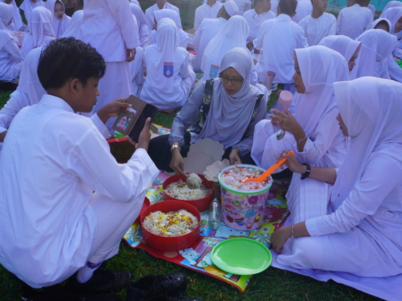 Satu Hari Tanpa Plastik Sekali Pakai di SMAN 1 Kusan Hilir dalam Rangka Memperingati Hari Bumi Sedunia